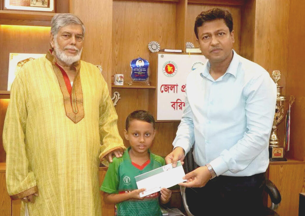বরিশালের খুদে স্পিনার সাদিদের দায়িত্ব নিলেন জেলা প্রশাসক