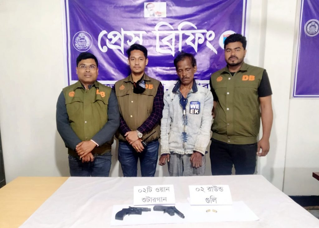 যশোরে ডিবি পুলিশের অভিযানে অস্ত্র,গুলিসহ সন্ত্রাসী কামরুল গ্রেফতার
