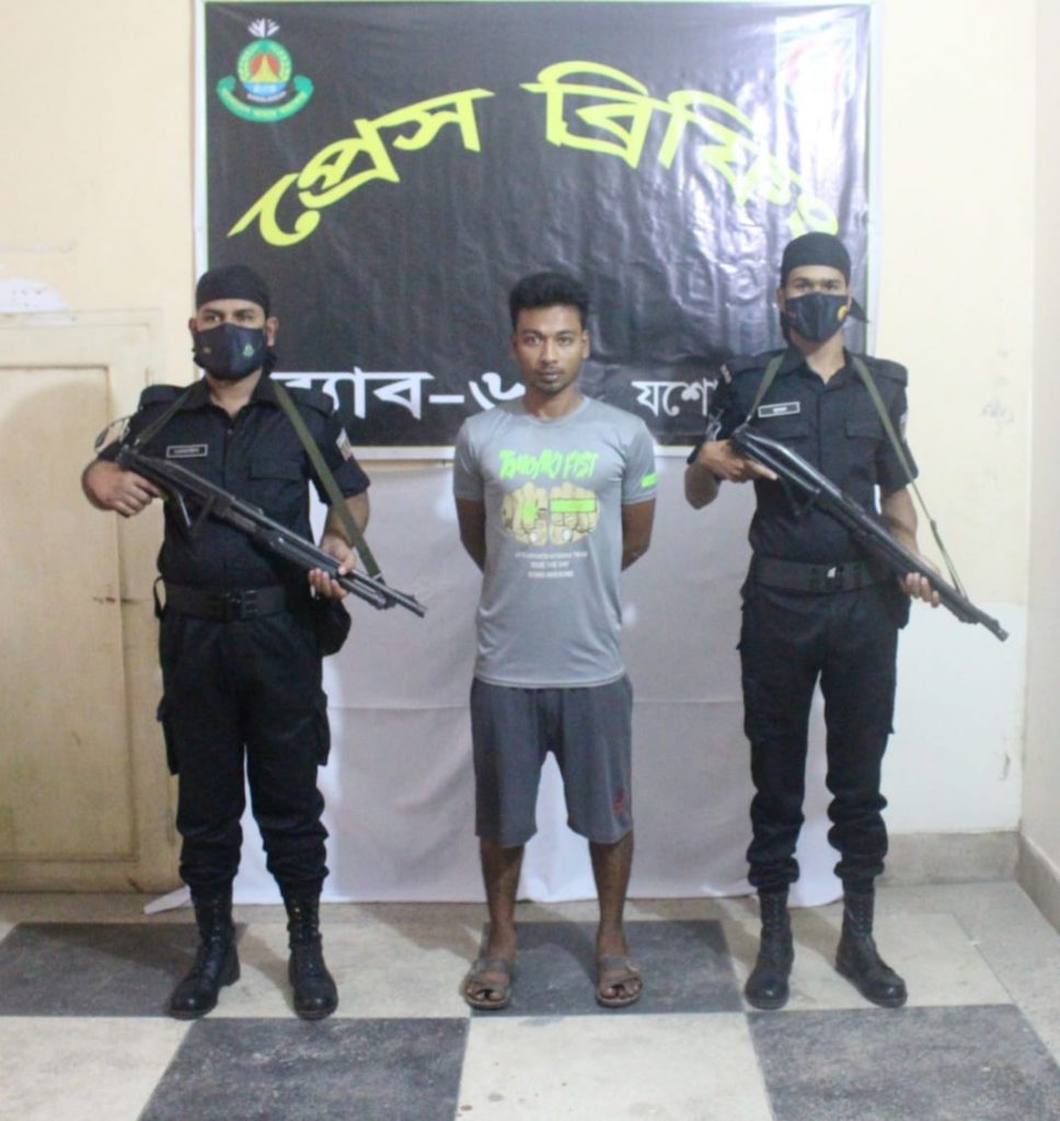 র‌্যাবের অভিযানে যশোর হতে ৫টি বোমা উদ্ধারও গ্রেফতার-১