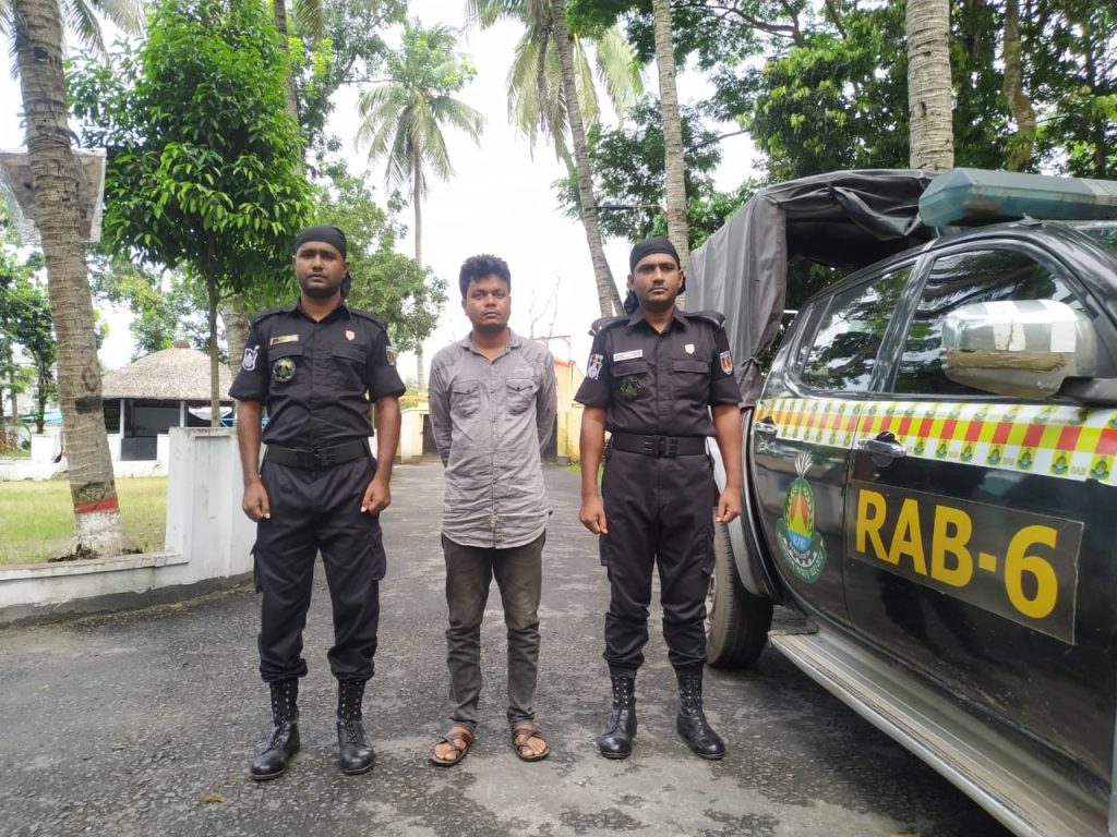 সাতক্ষীরায় অস্ত্রসহ সন্ত্রাসী গ্রেফতার
