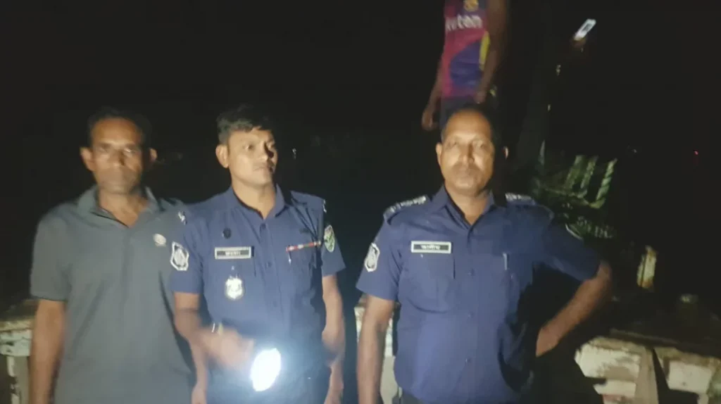 এক সন্তানকে বাঁচাতে গিয়ে অন্য সন্তানসহ স্রোতে ভেসে গেলো মা