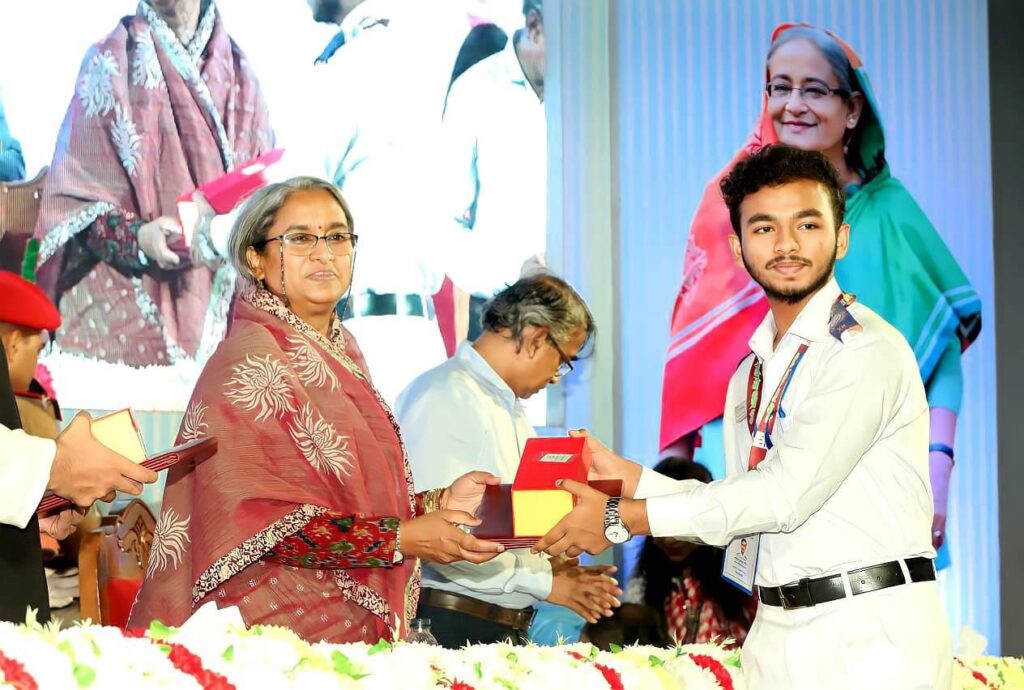 খুলনা পাবলিককলেজ এর ছাত্র সৌখিনের রৌপ্যপদকঅর্জন