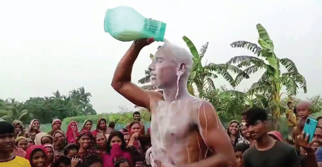 সাতক্ষীরায় প্রেমে প্রতারিত হয়ে দুধ দিয়ে গোসল করলো যুবক