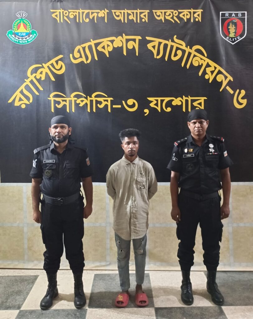 বেনাপোলে র‌্যাবের অভিযানে অস্ত্রসহ সন্ত্রাসী গ্রেফতার