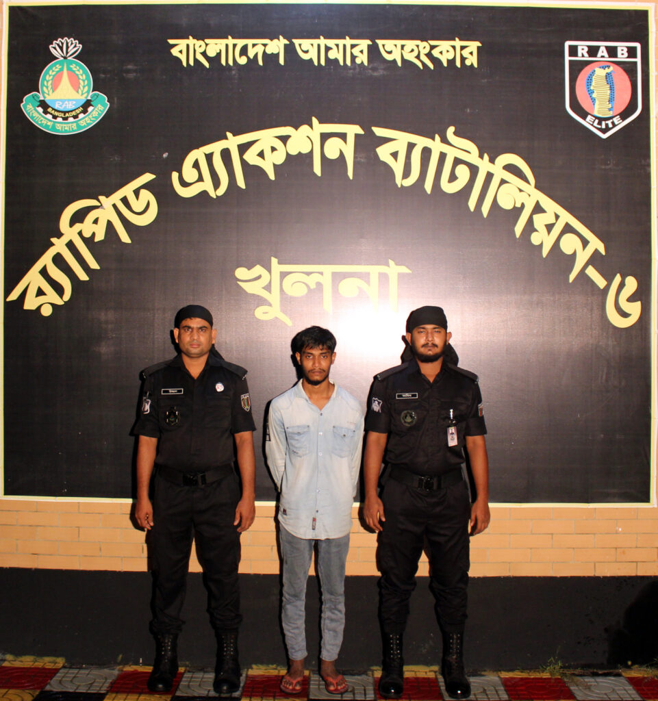 খুলনায় অস্ত্রসহ র‌্যাবের হাতে অস্ত্র ব্যবসায়ী গ্রেফতার