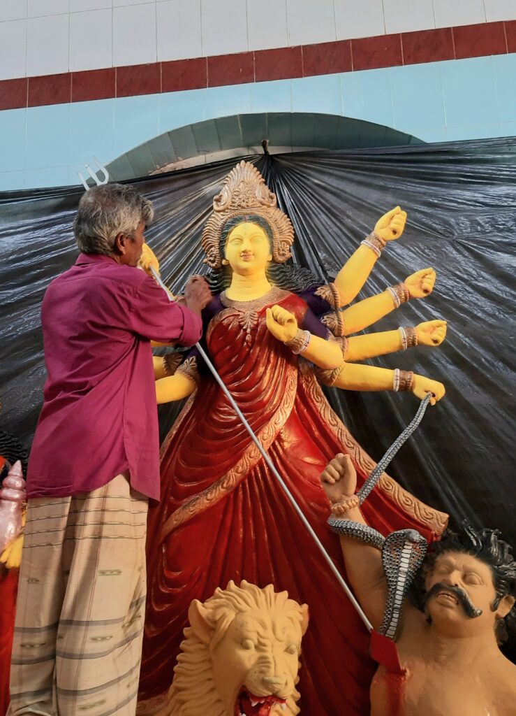 গৌরীপুরে প্রতিমা তৈরির কাজ শেষে চলছে রং তুলির আঁচড়