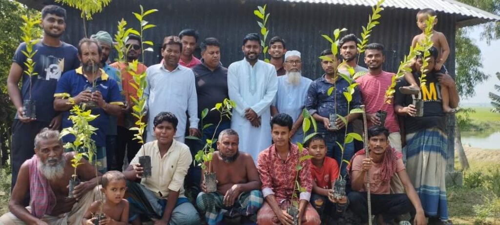 মাগুরায় কৃষকদের মাঝে সবুজ আন্দোলনের গাছের চারা বিতরণ