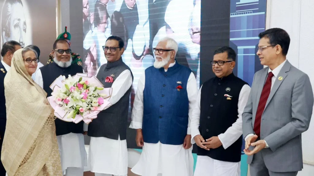 দেশে ফিরেছেন প্রধানমন্ত্রী