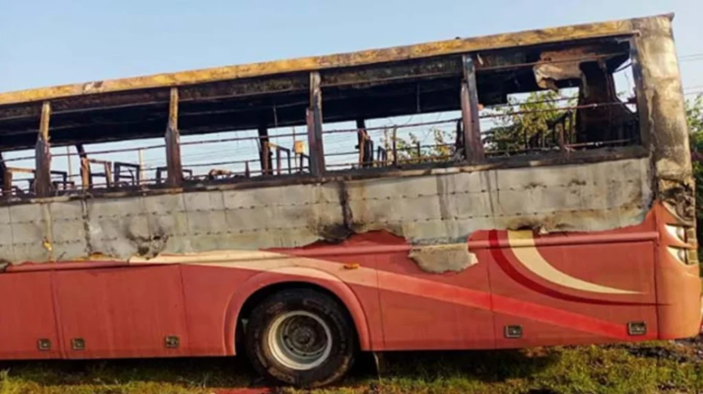 সাভারে বাসে অগ্নি সংযোগ করলো দুর্বৃত্তরা