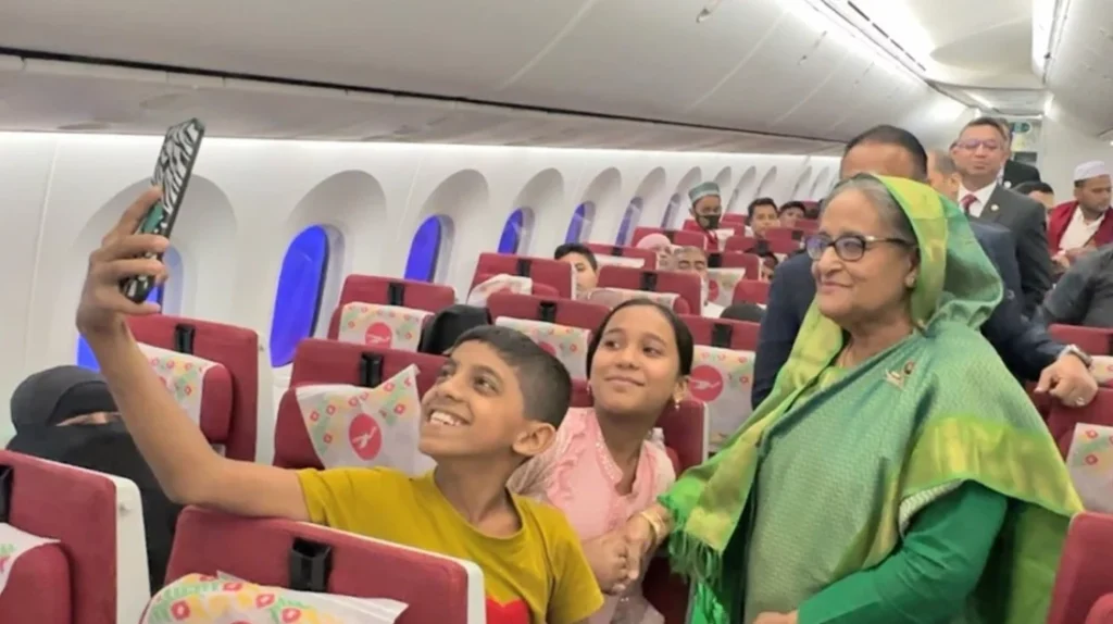বিমানে যাওয়ার পথে শিশুদের সাথে সেলফিতে প্রধানমন্ত্রী
