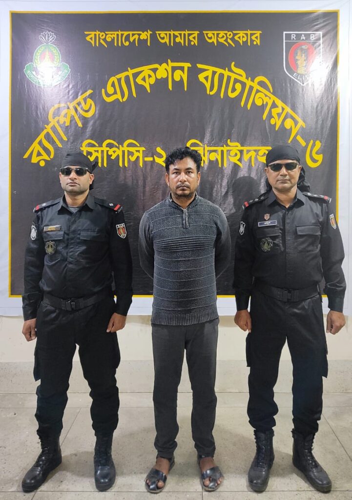 ঝিনাইদহে অস্ত্র ওগুলিসহ সন্ত্রাসী বিল্পব গ্রেফতার