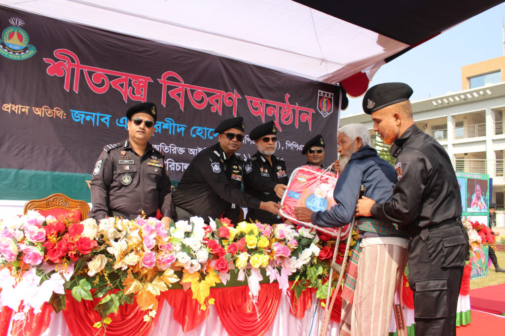 দুস্থ ও অসহায় মানুষের মাঝে র‌্যাবের শীতবস্ত্র বিতরণ