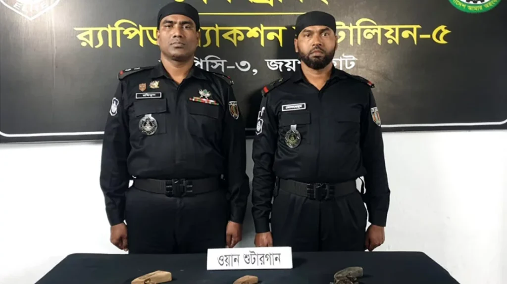 নওগাঁয় আলু ক্ষেত থেকে অস্ত্র উদ্ধার