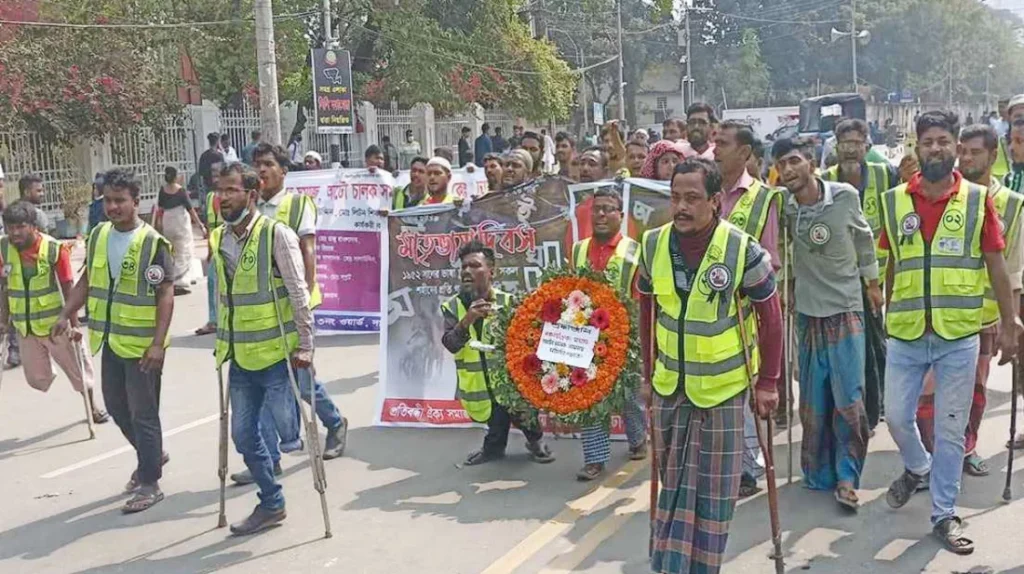 শহীদ মিনারে প্রতিবন্ধী অটোরিকশা চালকদের শ্রদ্ধা