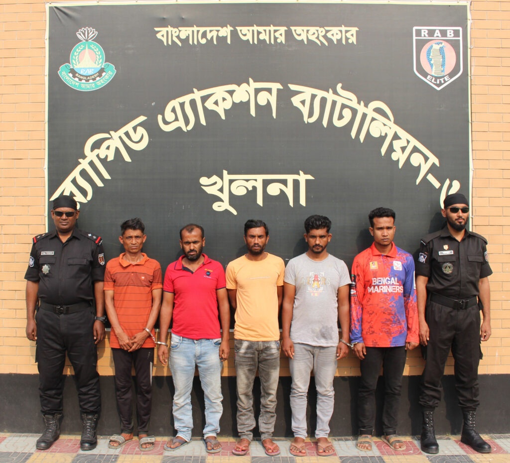 খুলনায় ডাকাতির প্রস্তুতিকালে অস্ত্র ও বোমাসহ গ্রেফতার-৫