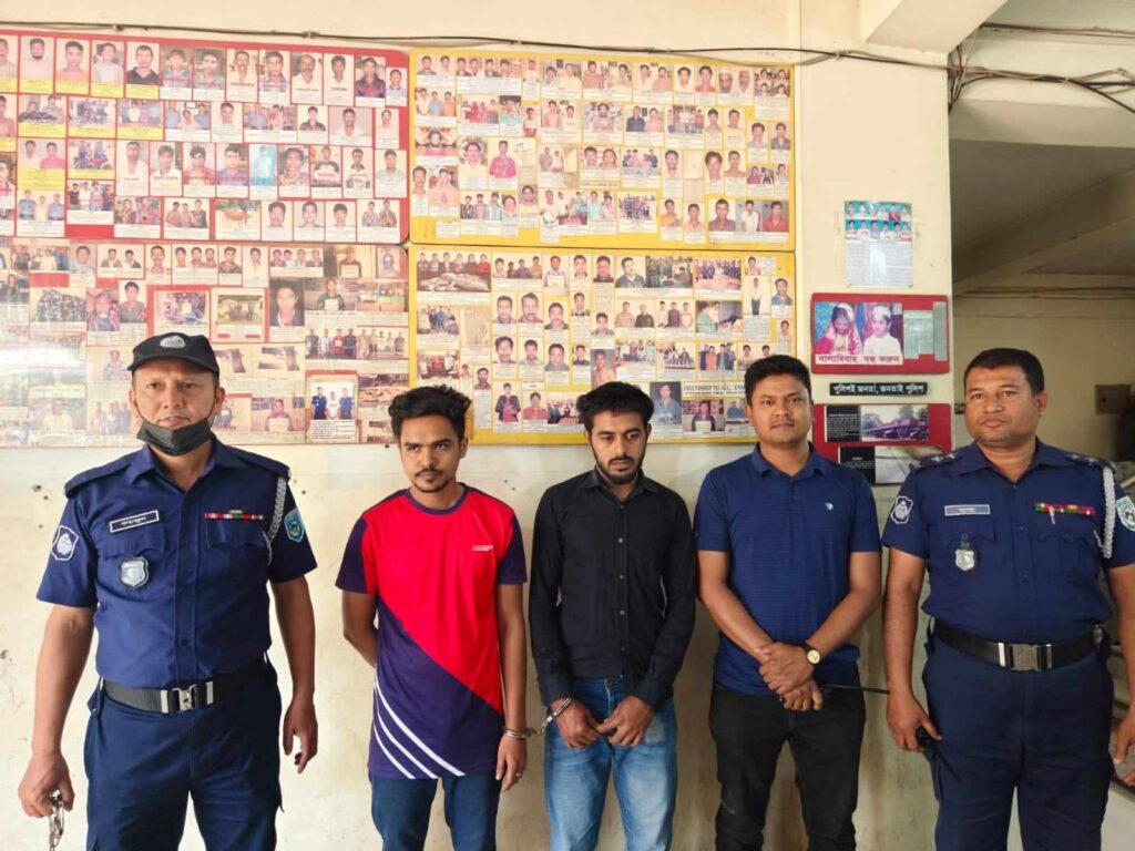 দিনাজপুরে ছিনতাই হওয়া মালামাল উদ্ধারসহ গ্রেফতার-২
