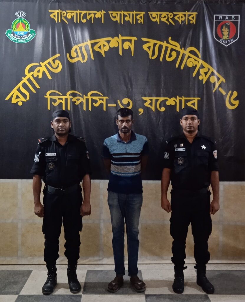 বেনাপোলে ৮০০ বোতল ফেন্সিডিলসহ মাদক ব্যবসায়ী গ্রেফতার