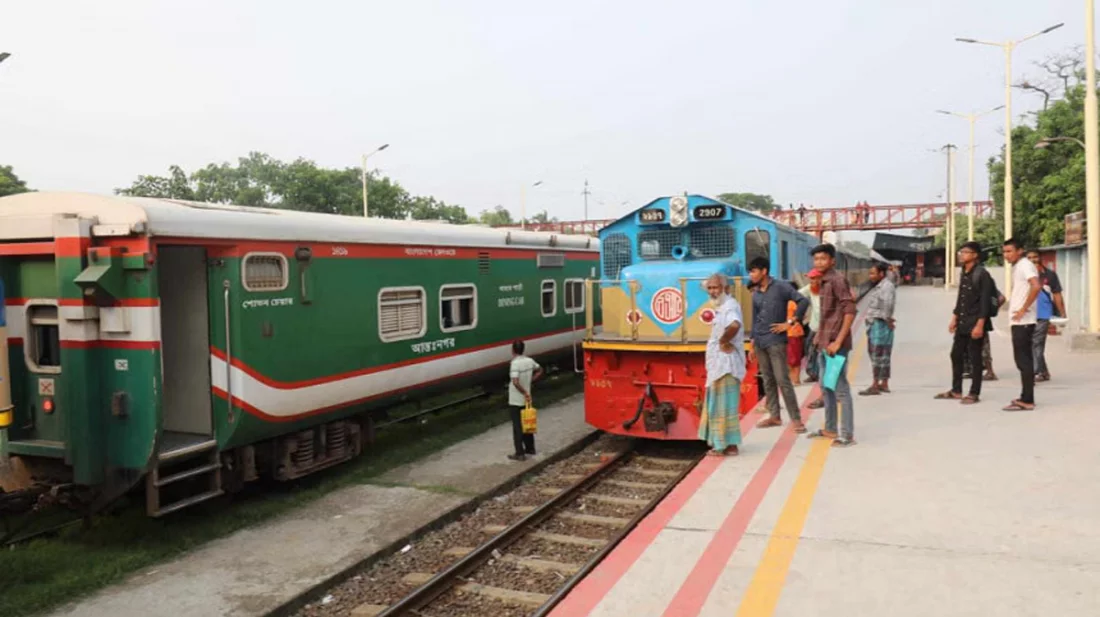 বগুড়ায় ট্রেন লাইনচ্যুত হয়ে উত্তরবঙ্গের রেল যোগাযোগ বন্ধ