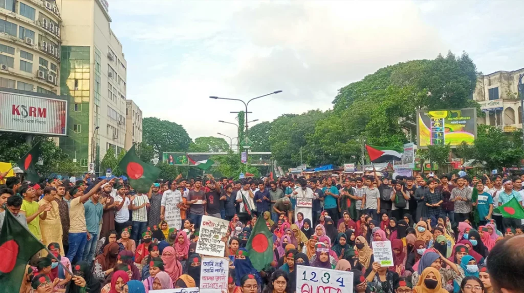 বিক্ষোভ মিছিল নিয়ে শাহবাগে কোটা আন্দোলনকারীরা
