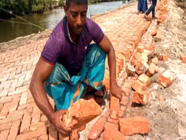 রাস্তা নির্মাণে নিম্নমানের ইট ব‍্যবহারের অভিযোগ
