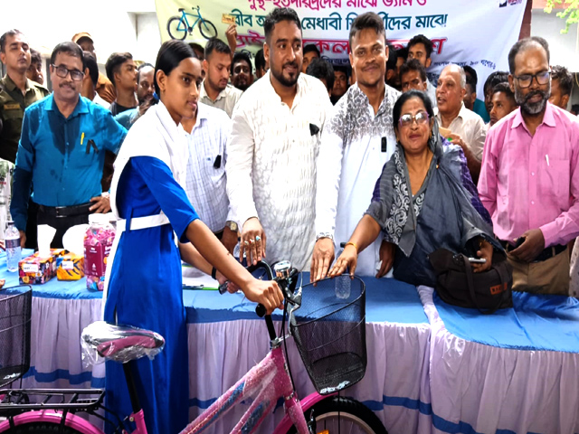 কেশবপুরে শিক্ষার্থীর মাঝে বাইসাইকেল বিতরণ করলেন এমপি আজিজ