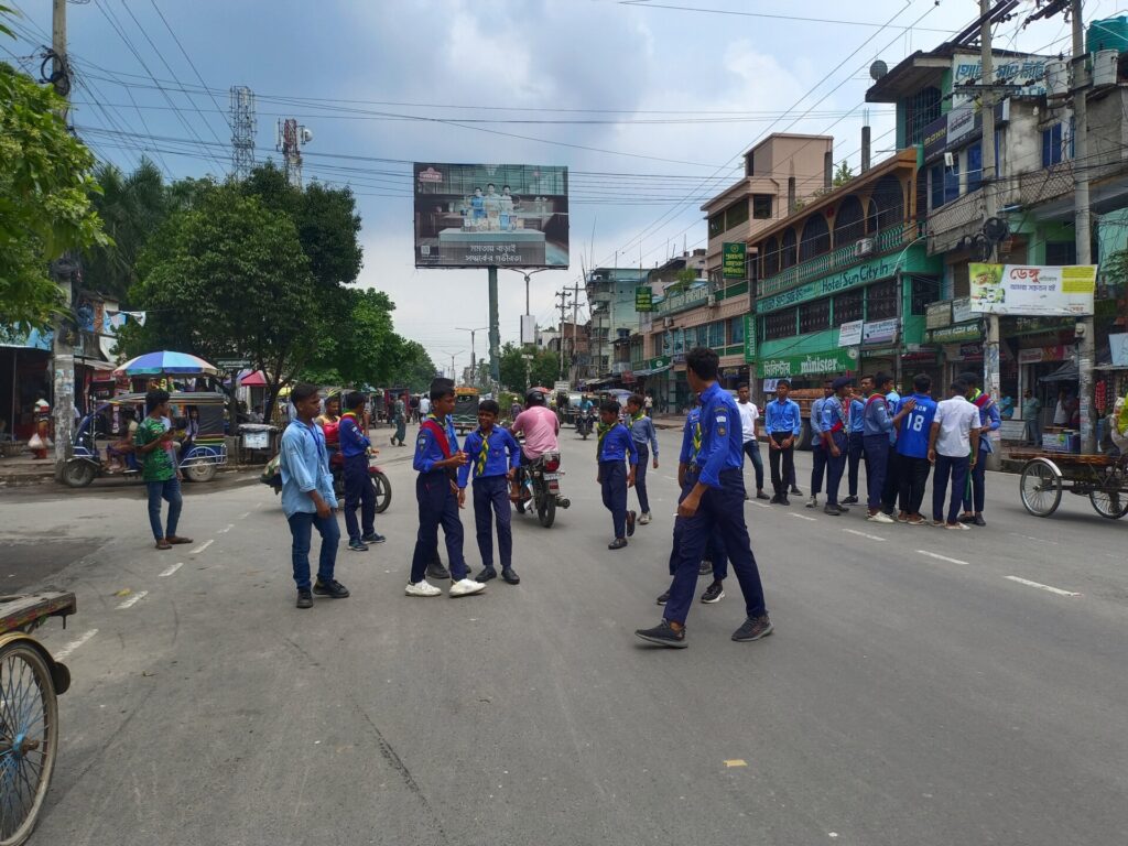 বেনাপোলে ট্রাফিকের দায়িত্ব পালন করা শীক্ষার্থীদের খাদ্যসামগ্রী দিলো“আলোকিত-৯৭”