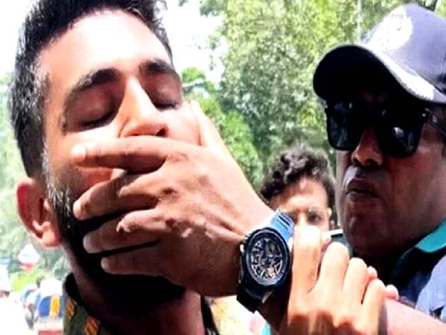 বরখাস্ত হলেন শিক্ষার্থীর মুখ চেপে ধরা সেই পুলিশ সদস্য