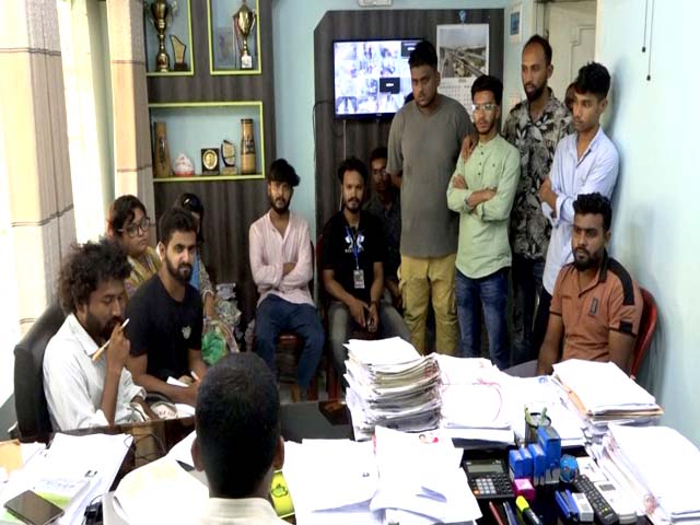 যশোরে দুর্নীতি বন্ধে ছাত্রদের সদর ভূমি অফিস পরিদর্শন