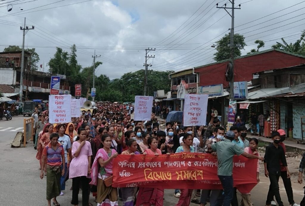সরকারের পদত্যাগ ও অন্তবর্তীকালীন সরকার গঠনের দাবিতে খাগড়াছড়িতে ইউপিডিএফের বিক্ষোভ