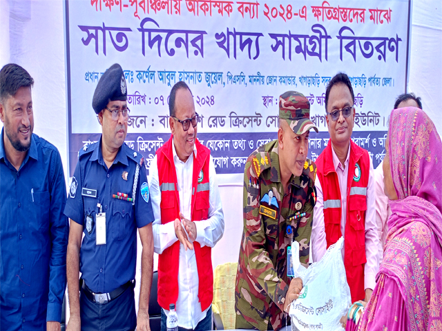 খাগড়াছড়িতে সাত দিনের খাদ্য সামগ্রী বিতরণ করেছে রেড ক্রিসেন্ট