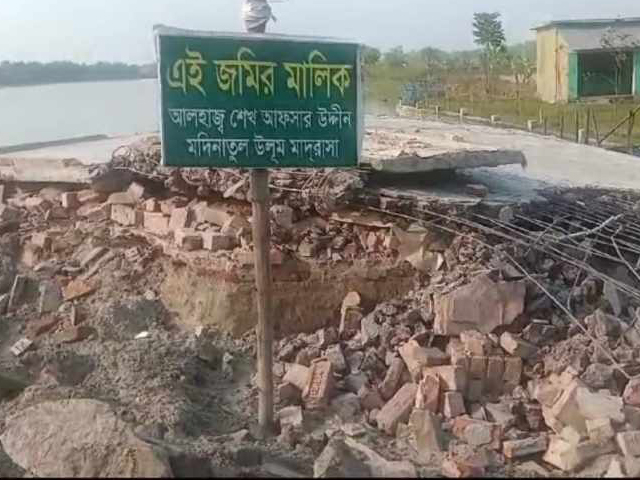 বাগেরহাটে রাতের আধাঁরে গুড়িঁয়ে দেওয়া হলো মসজিদ