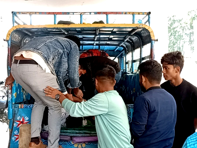 সাজেকে গাড়ী উল্টে পড ১০পর্যটক আহত