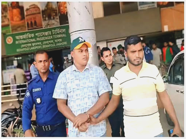 বেনাপোলে জাল ভ্রমন ট্যাক্স সরবারহের দ্বায়ে যুবক আটক