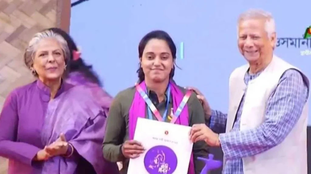 ছয় অদম্য নারীকে পুরস্কার দিলেন প্রধান উপদেষ্টা