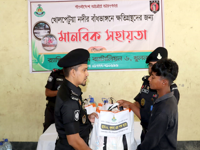 খোলপেটুয়া নদীর বাঁধভাঙ্গায় ক্ষতিগ্রস্তদের সহায়তা দিলো র‍্যাব