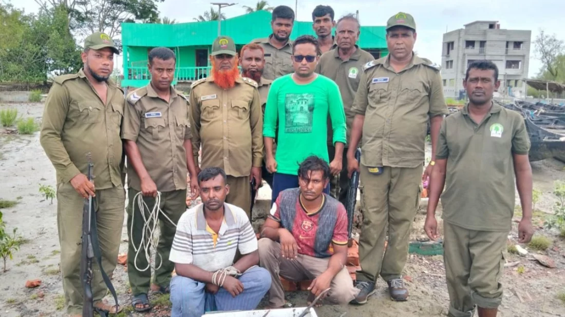 সুন্দরবনে বনরক্ষীদের হাতে দুই হরিণ শিকারি আটক