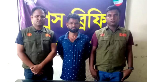 যশোরে ডিবি পুলিশের অভিযানে গাঁজাসহ গ্রেফতার-১