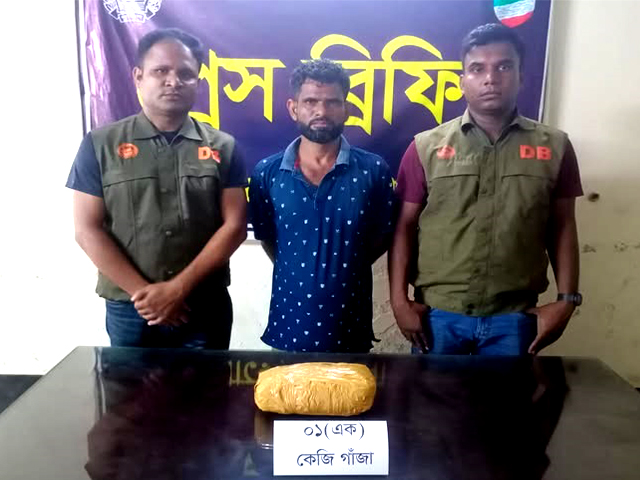 যশোরে ডিবি পুলিশের অভিযানে গাঁজাসহ গ্রেফতার-১