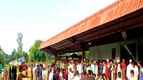 ‘সুবর্ণচর এক্সপ্রেস’ চালুর দাবিতে নোয়াখালীতে রেলপথ অবরোধ