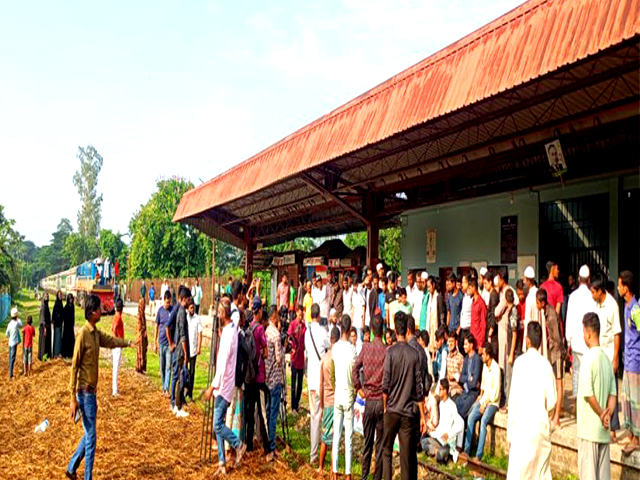 ‘সুবর্ণচর এক্সপ্রেস’ চালুর দাবিতে নোয়াখালীতে রেলপথ অবরোধ