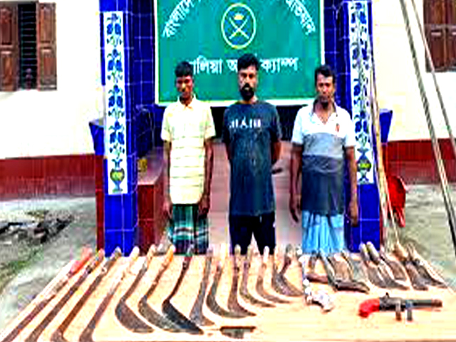নড়াইলে যৌথ বাহিনীর অভিযানে পিস্তল ও দেশীয় অস্ত্র গ্রেফতার-৩
