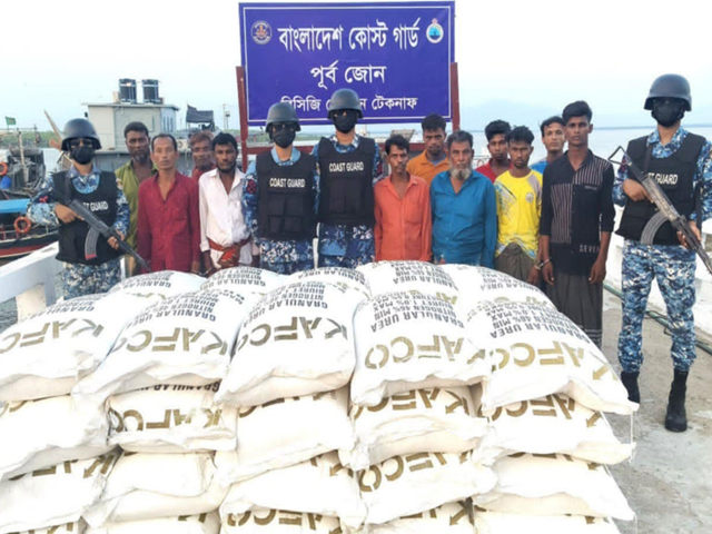 মায়ানমারে পাচারের সময় ইউরিয়া সারসহ ১১জন পাচারকারী আটক