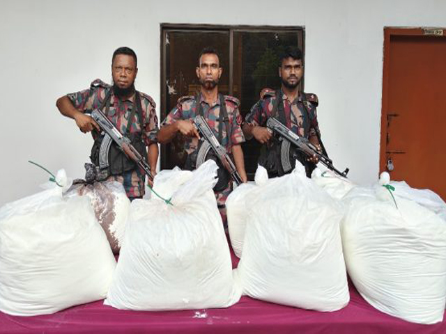 বেনাপোলে বিজিবির অভিযানে ভ্রায়াগ্রা পাউডার আটক