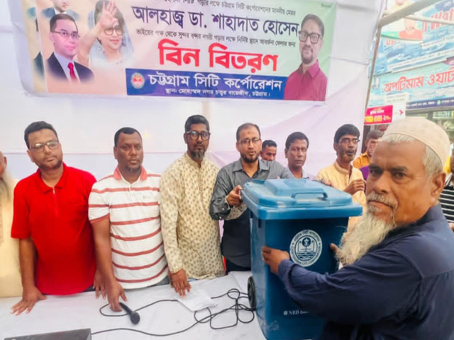 গ্রীন সিটি সিটি গড়তে মোহাম্মদ নগর এলাকায় ওয়েস্ট বিন বিতরণ
