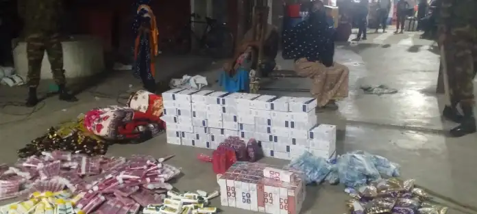 সেনাবাহিনীর অভিযানে “বেতনা এক্সপ্রেস” হতে ভারতীয় পণ্যসহ আটক-৩