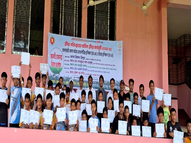 খাগড়াছড়িতে অ্যাথলেটিক্স ও সাঁতার প্রশিক্ষণের সমাপনী অনুষ্ঠানে সনদপত্র বিতরণ