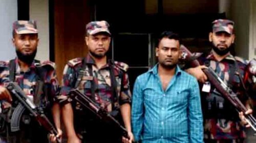 যশোরে বিজিবির অভিযানে স্বর্ণেরবারসহ পাচারকারী আটক