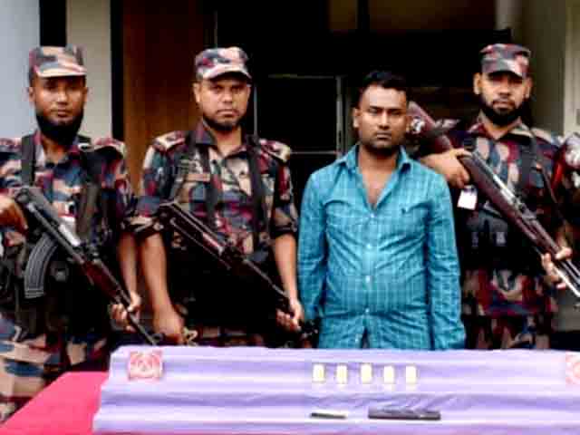 যশোরে বিজিবির অভিযানে স্বর্ণেরবারসহ পাচারকারী আটক