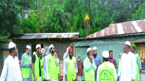 ঝুঁকিপূর্ণ পাহাড়ি বসতি থেকে আশ্রয়কেন্দ্রে স্থানান্তর কার্যক্রম চালাচ্ছে ইসলামী আন্দোলনের সদস্যরা