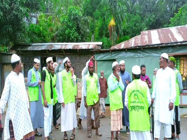 ঝুঁকিপূর্ণ পাহাড়ি বসতি থেকে আশ্রয়কেন্দ্রে স্থানান্তর কার্যক্রম চালাচ্ছে ইসলামী আন্দোলনের সদস্যরা